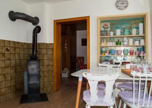 eine Küche mit einem Tisch und einem Holzofen in der Unterkunft Haus Sohl am Rothaarsteig in Bad Laasphe