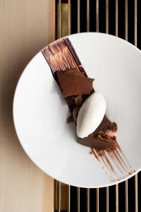 een stuk chocoladetaart op een bord met een lepel bij Hotel Hanasaari in Espoo