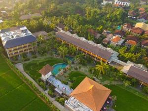 烏布的住宿－Alaya Resort Ubud，享有带游泳池和大楼的度假村的顶部景致