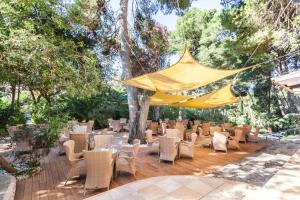 A garden outside Lago Garden Apart-Suites & Spa Hotel