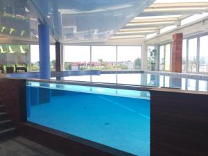 Bazén v ubytovaní Apartament Superior Maloves Władysławowo alebo v jeho blízkosti
