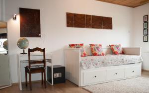 Schlafzimmer mit einem Bett, einem Schreibtisch und einem Stuhl in der Unterkunft Haus Sohl am Rothaarsteig in Bad Laasphe