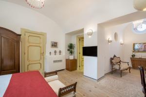 sypialnia z łóżkiem i salon w obiekcie Don Antonino Relais w Sorrento