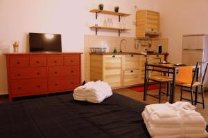 salon z kuchnią i jadalnią w obiekcie palermo casa vacanze w mieście Palermo +15 zdjęć