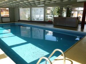 a large swimming pool in a hotel room at Hotel de la Poste Verbier in Verbier