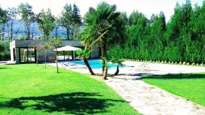 un patio con piscina y una casa en Casa Do Prado Guesthouse, en Vila Real