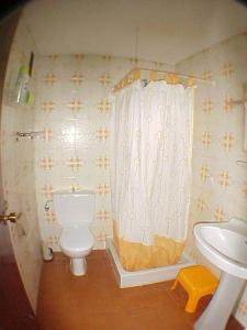 エンプリアブラバにある021 Estudio Bahiaの小さなバスルーム(トイレ、シンク付)
