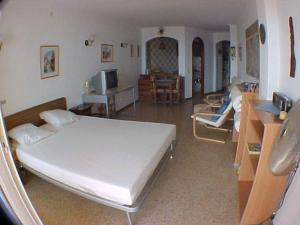 エンプリアブラバにある021 Estudio Bahiaのベッドルーム1室(ベッド1台付)、リビングルームが備わります。