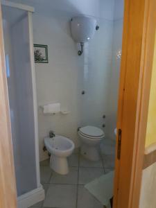 ニコーテラ・マリーナにあるHotel Nautilusの白いバスルーム(トイレ、ビデ付)