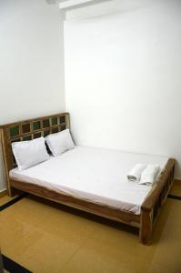 1 cama con 2 almohadas en una habitación en Gajanand Guest House, en Jaisalmer