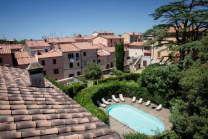 Bazén v ubytovaní Dimora Palazzo La Fenice alebo v jeho blízkosti