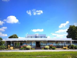 un grand bâtiment avec un ciel bleu en arrière-plan dans l'établissement Haus Vier, à Großräschen