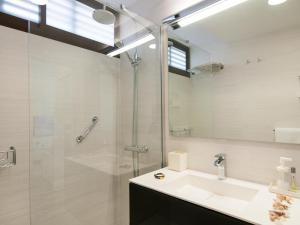 A bathroom at Beachfront Apartment Siesta 21 San Agustin Playa by VillaGranCanaria Még 15 kép