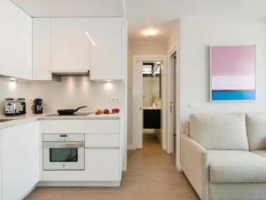 A cozinha ou cozinha compacta de Beachfront Apartment Siesta 21 San Agustin Playa by VillaGranCanaria