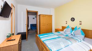 Postel nebo postele na pokoji v ubytování Gasthof Pension Granstein