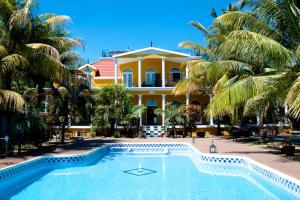 una casa grande con piscina frente a ella en Villa Anakao Mauritius en Port Louis