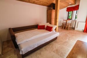 En eller flere senge i et værelse på Vila Vista Sovata