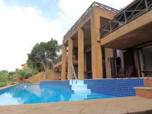 南布洛姆的住宿－Sanlameer - Villa Fornasetti，一座房子,旁边设有游泳池
