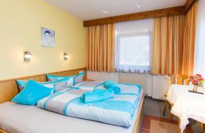 Postel nebo postele na pokoji v ubytování Gasthof Pension Granstein + 37 fotografií