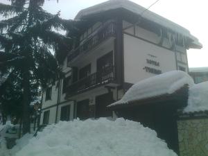 Къща за гости Типик during the winter