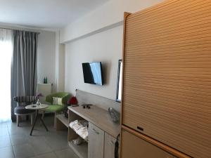 Μια τηλεόραση ή/και κέντρο ψυχαγωγίας στο Lion Apartment Port