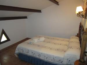 Postel nebo postele na pokoji v ubytování Posada el Camino Almonaster