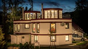 ein Haus mit Balkon darüber in der Unterkunft Ferienhaus Leuchtfeuer in Ostseebad Sellin