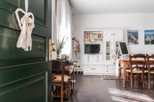 Casa Bibi في Cartiera Reali: غرفة بها باب أخضر وغرفة طعام