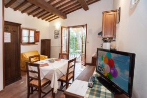 Televízia a/alebo spoločenská miestnosť v ubytovaní Garden Relais Le Fontanelle