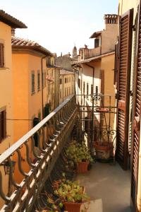 un balcón con macetas en una calle de la ciudad en Antica Cittadella B&B, en Arezzo
