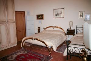 1 dormitorio con 1 cama y vestidor en Antica Cittadella B&B, en Arezzo