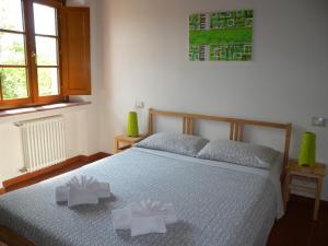 Un dormitorio con una cama con dos cajas. en Agriturismo Il Pino, en San Martino in Freddana