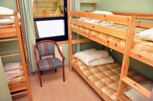 Bunk bed o mga bunk bed sa kuwarto sa Vimmerby Vandrarhem