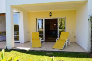 アルヴォルにあるAlvor Shine, Wi-Fi & Poolの家のパティオに黄色い椅子2脚