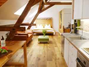 uma cozinha e sala de estar com uma cama num loft em Brauhaus 3 - Adults only em Königsberg in Bayern