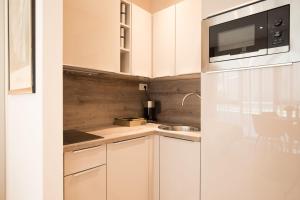 Een keuken of kitchenette bij Apartment and Rooms Comfort Zone