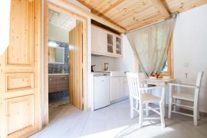 een keuken met een tafel en stoelen in een kamer bij Mera Beachfront House - Falasarna in Falasarna