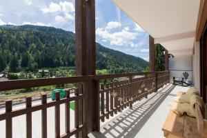 uma varanda com vista para as montanhas em Appartement Le Danay 10 personnes em Le Grand-Bornand