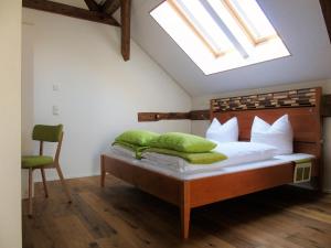 um quarto com uma cama e uma clarabóia em Brauhaus 3 - Adults only em Königsberg in Bayern