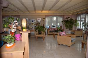 Posezení v ubytování Logis Hôtel Restaurant & Spa les Remparts