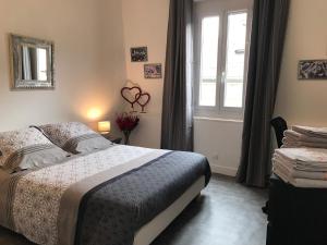 Schlafzimmer mit einem Bett und einem Fenster in der Unterkunft Vue mer à Arromanches in Arromanches-les-Bains