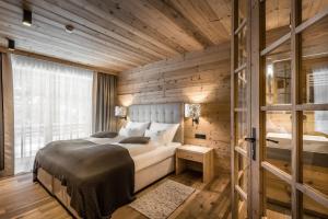 A bed or beds in a room at Liondes Chalets