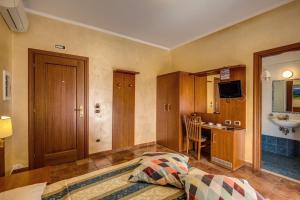 Televízia a/alebo spoločenská miestnosť v ubytovaní Hotel Maryelen