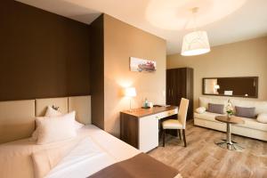 Postel nebo postele na pokoji v ubytování Empress Boutique Hotel