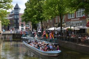 Un gruppo di persone che cavalcano su una barca su un fiume di B&B MACBED CHECKIN-TIME 1700-1800 or request before you book ad Alkmaar