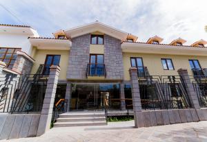 un gran edificio con vallas negras delante de él en Yawar Inka Hotel, en Cusco