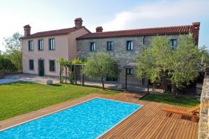 una casa con piscina en una terraza de madera en Gorgeous Istrian Villa, en Marezige