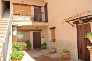 apartamentowiec z doniczkami i balkonem w obiekcie Alojamientos Rural Tejerina w mieście Arroyo Frio