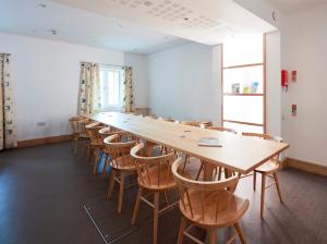 een grote kamer met een lange tafel en stoelen bij The Barrel Store Cirencester in Cirencester