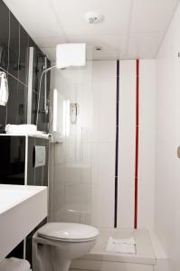 パリにあるイビス スタイルズ パリ ピガール モンマルトルの白いバスルーム(トイレ、シンク付)
